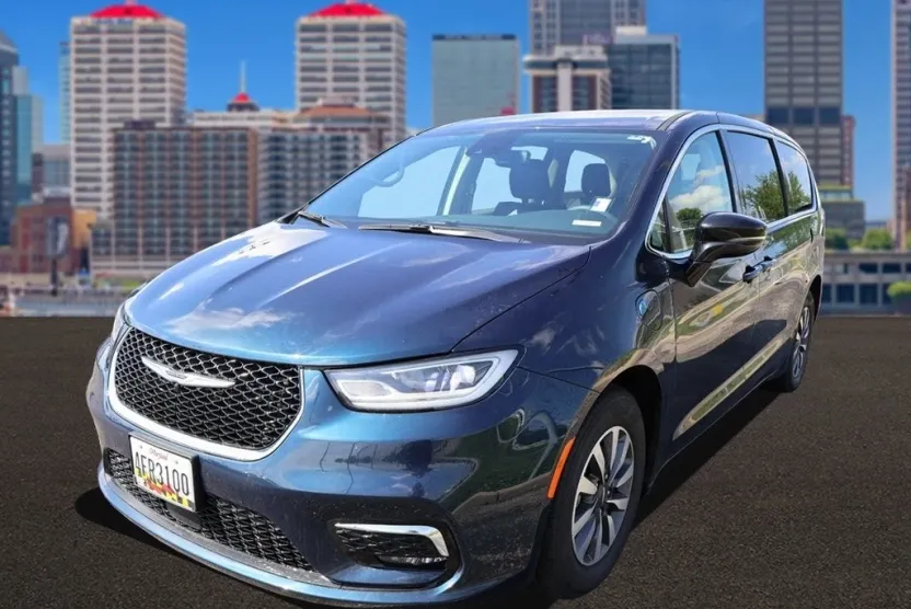 2024 Chrysler Pacifica Hybrid photo 1