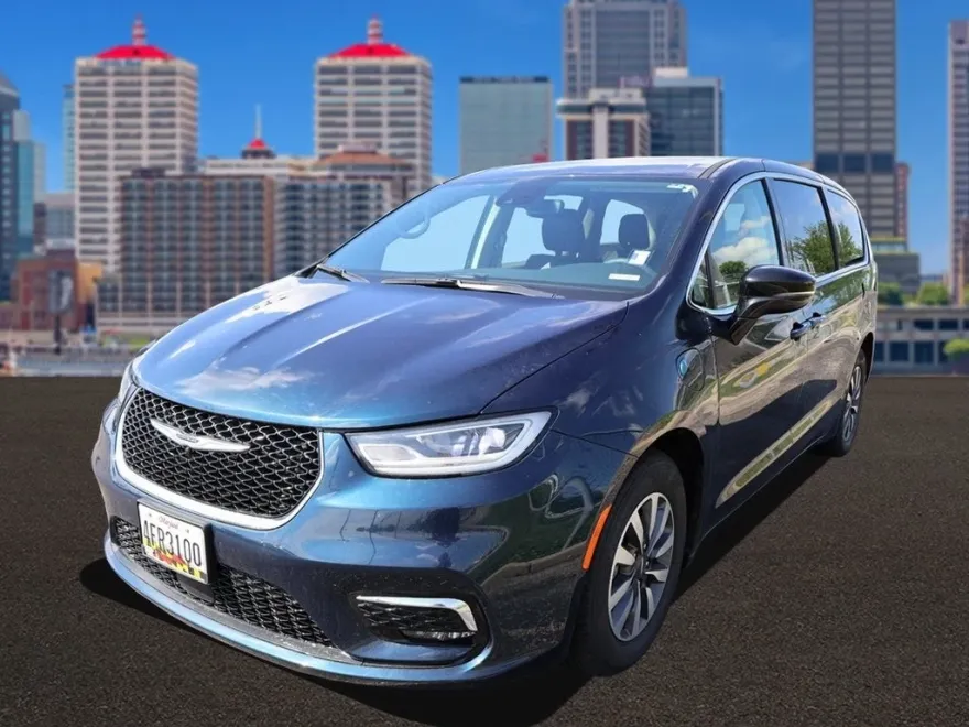 2024 Chrysler Pacifica Hybrid photo 1
