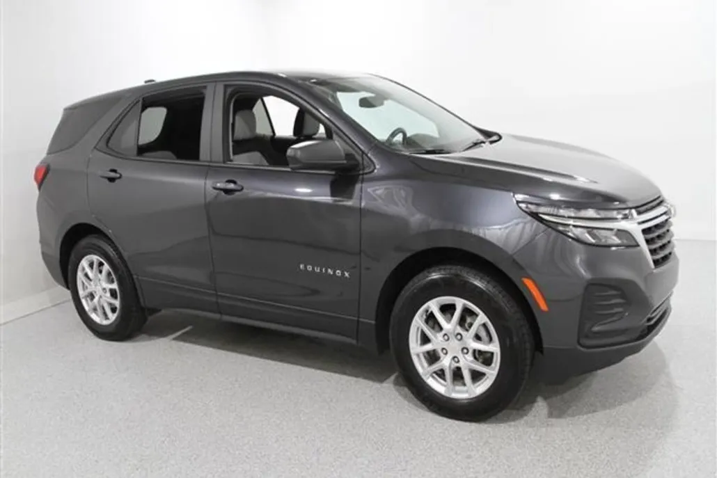2022 Chevrolet Equinox LS photo 1