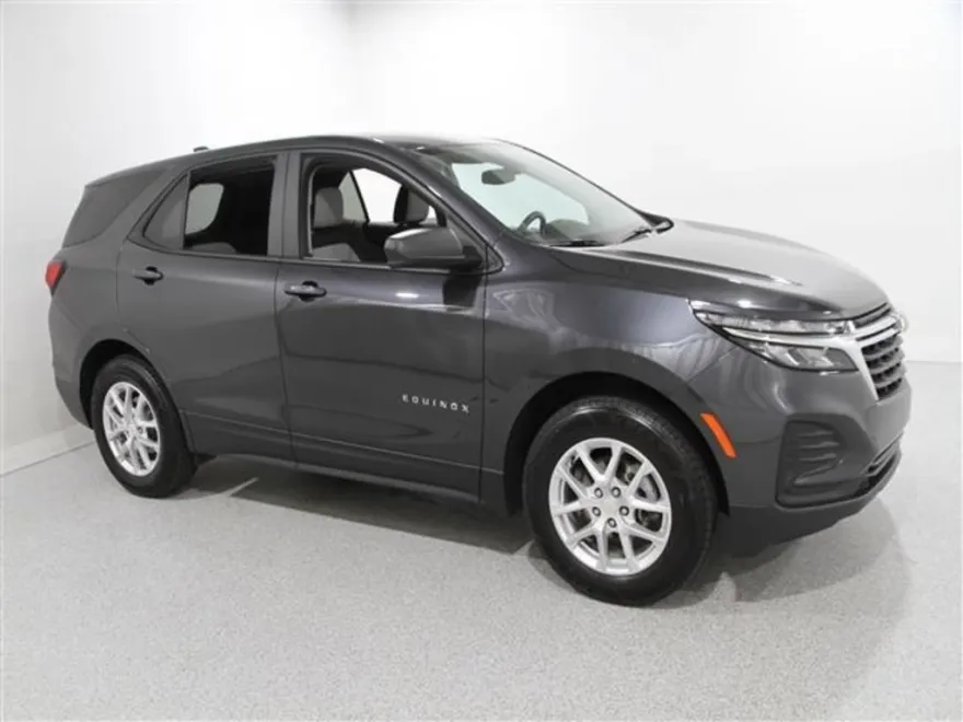 2022 Chevrolet Equinox LS photo 1