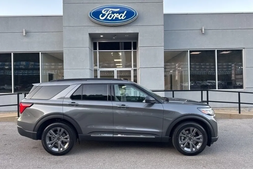2025 Ford Explorer photo 1