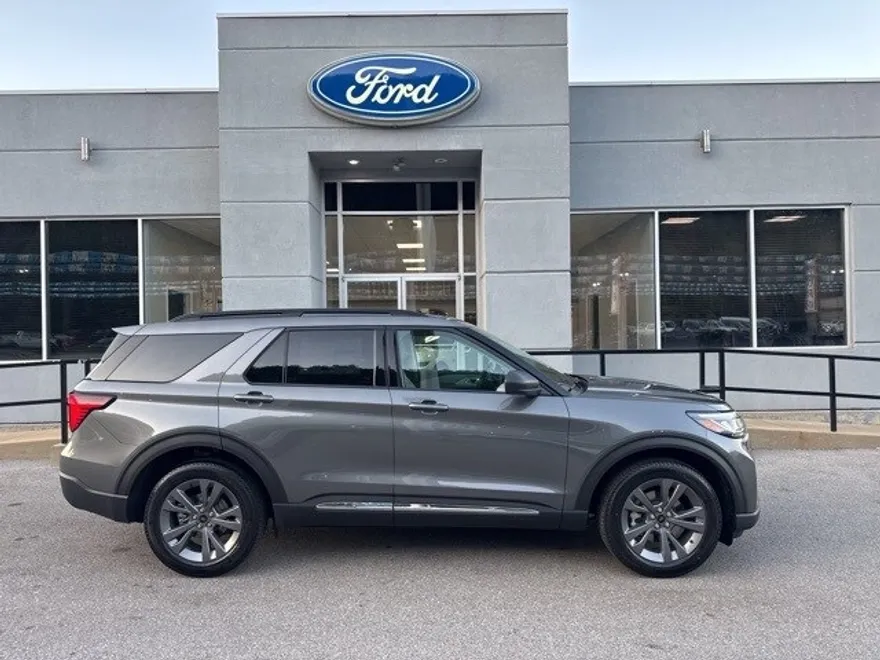 2025 Ford Explorer photo 1
