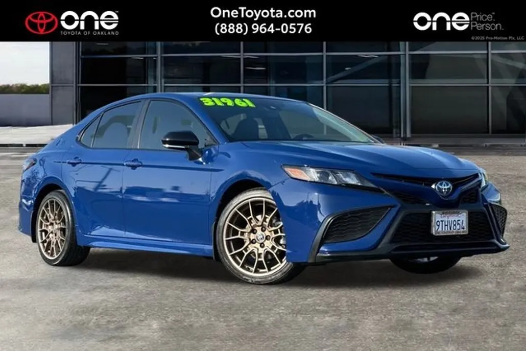 2024 Toyota Camry Hybrid SE photo 1