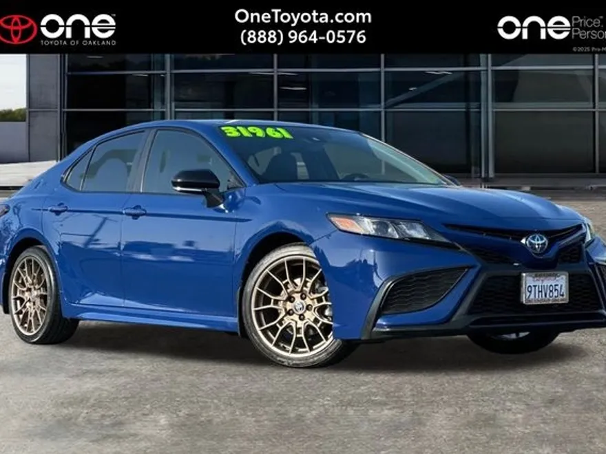 2024 Toyota Camry Hybrid SE photo 1