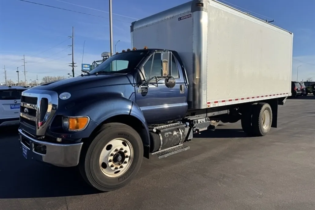 2012 Ford F-750 SuperCab XLT photo 1