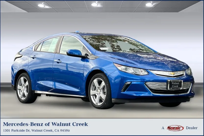 2017 Chevrolet Volt LT photo 1