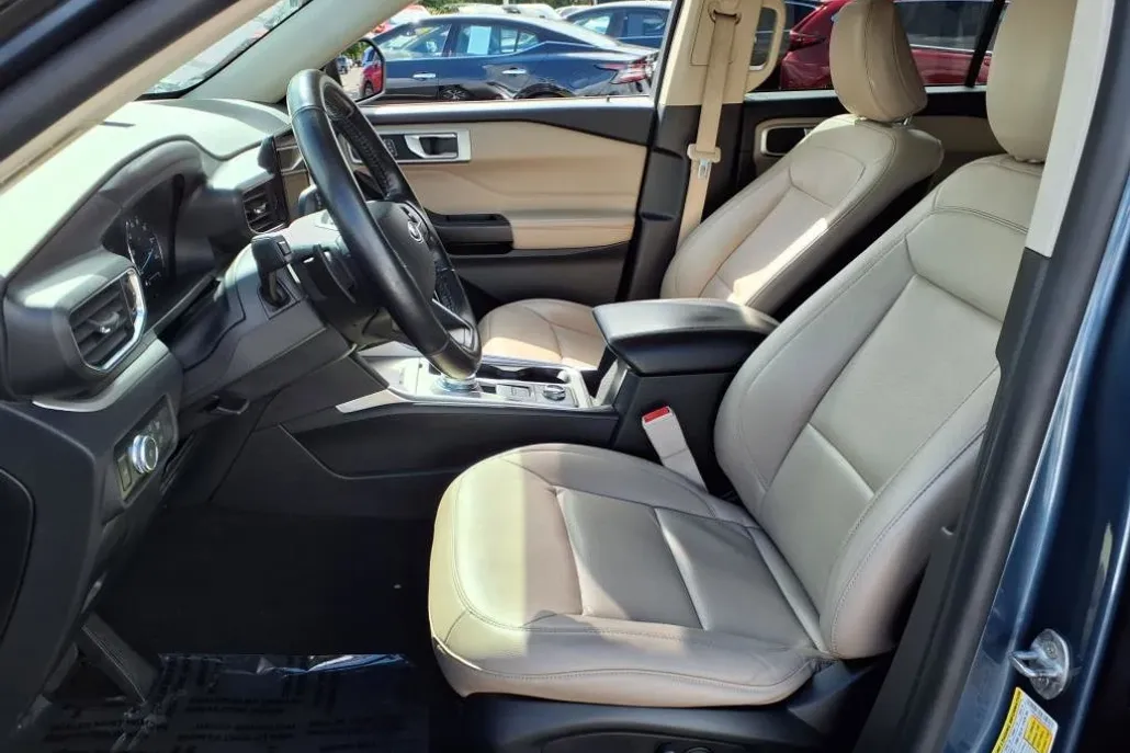 2020 Ford Explorer XLT Sport photo 1