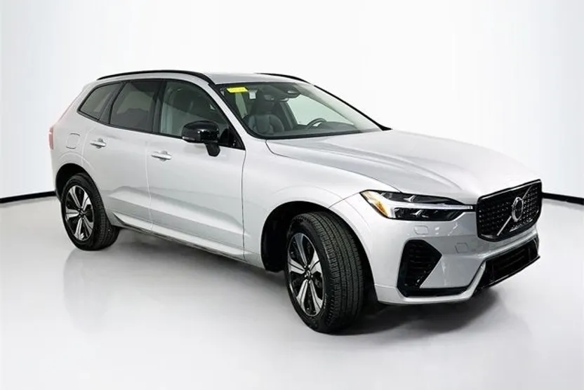 2025 Volvo XC60 Hybrid T8 Core photo 1