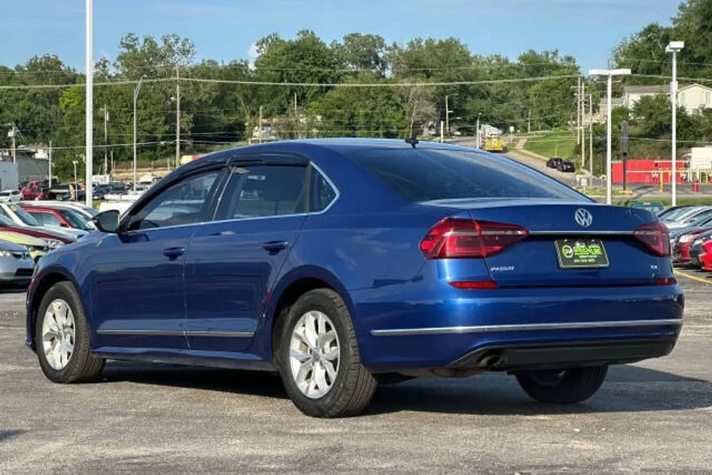 2017 Volkswagen Passat S photo 1