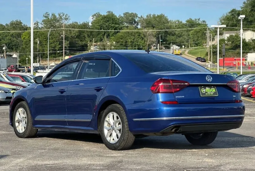 2017 Volkswagen Passat S photo 1