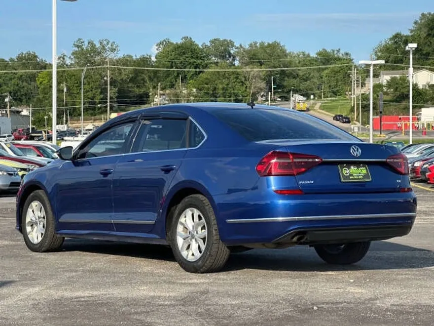 2017 Volkswagen Passat S photo 1