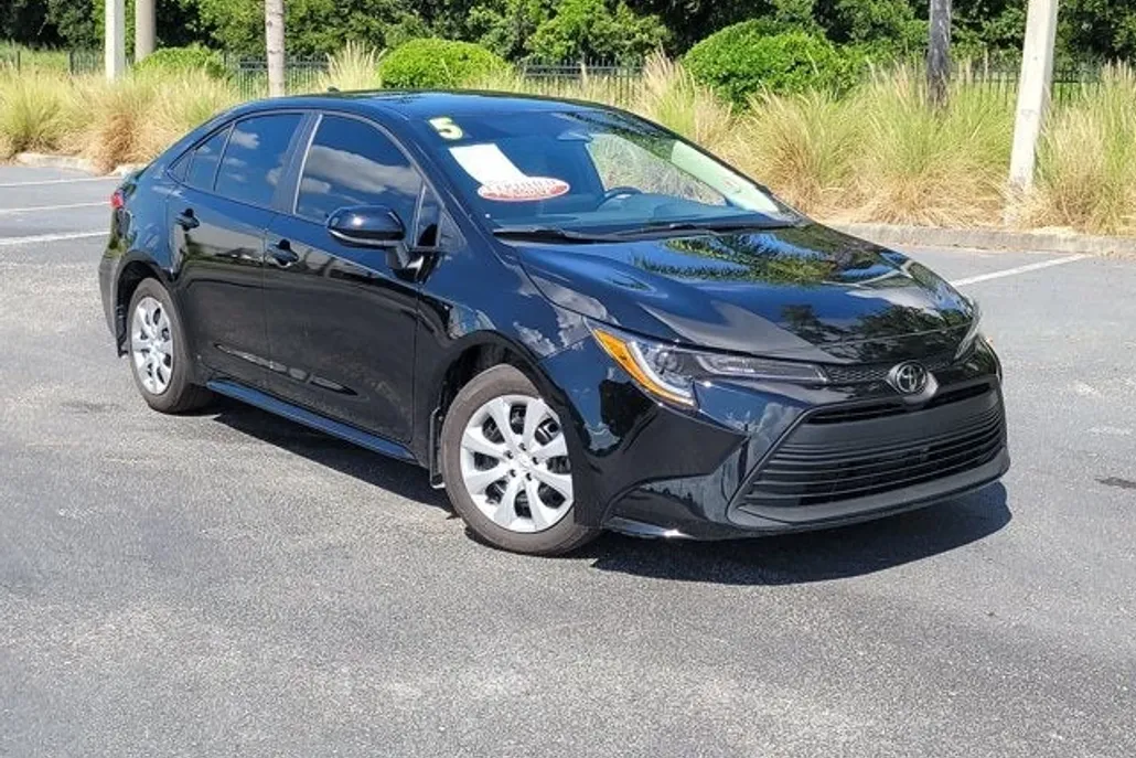 2025 Toyota Corolla LE photo 1