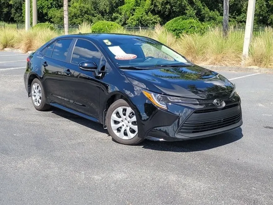 2025 Toyota Corolla LE photo 1