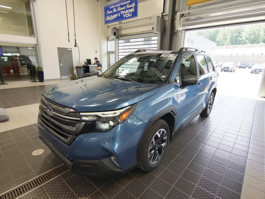 2025 Subaru Forester Premium photo 1