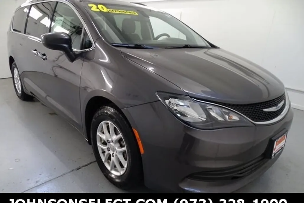 2020 Chrysler Voyager LX photo 1