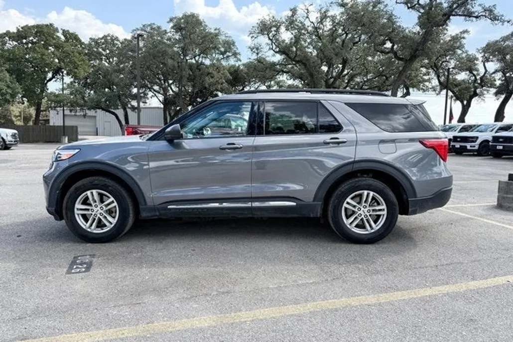 2024 Ford Explorer XLT photo 1