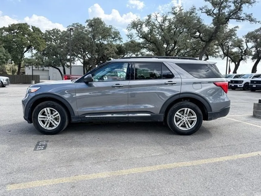 2024 Ford Explorer XLT photo 1