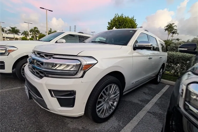 2024 Ford Expedition MAX Platinum photo 1