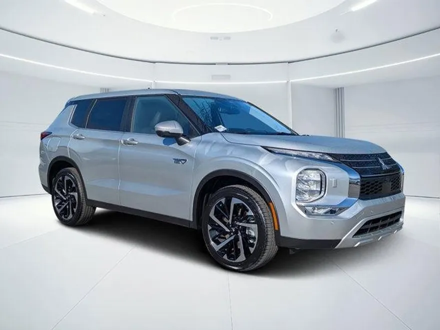 2025 Mitsubishi Outlander SE photo 1