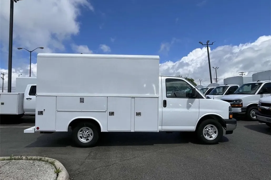 2025 Chevrolet Express Cutaway 3500 photo 1