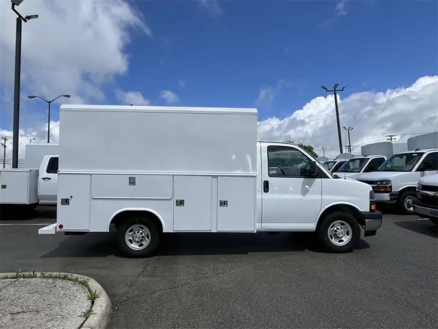 2025 Chevrolet Express Cutaway 3500 photo 1