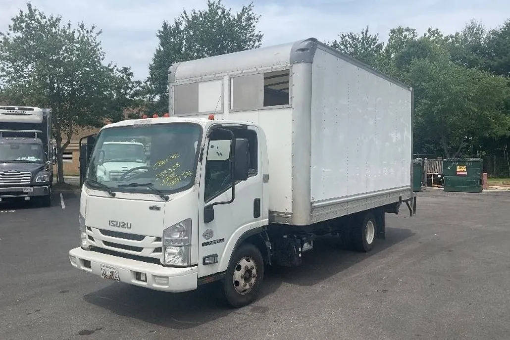 2019 Isuzu NPR photo 1