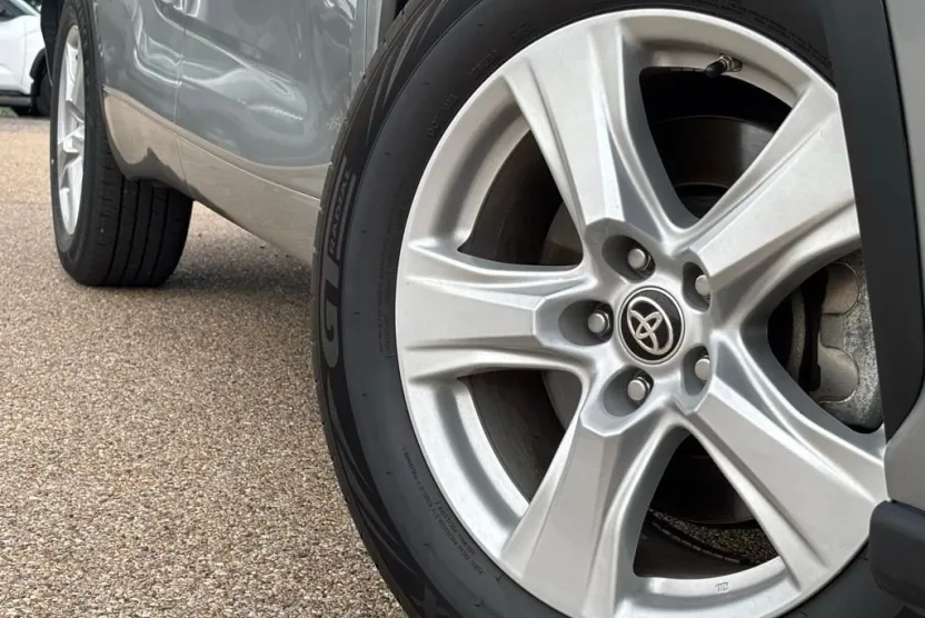 2024 Toyota Highlander LE photo 1
