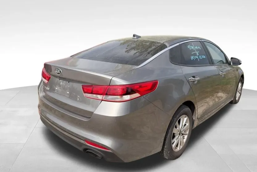 2016 Kia Optima LX photo 1