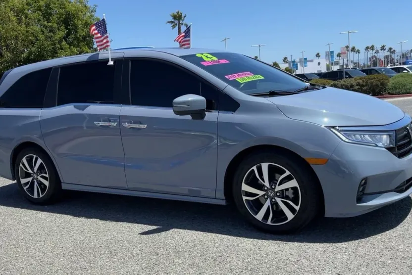 2023 Honda Odyssey Touring photo 1