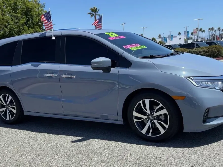 2023 Honda Odyssey Touring photo 1