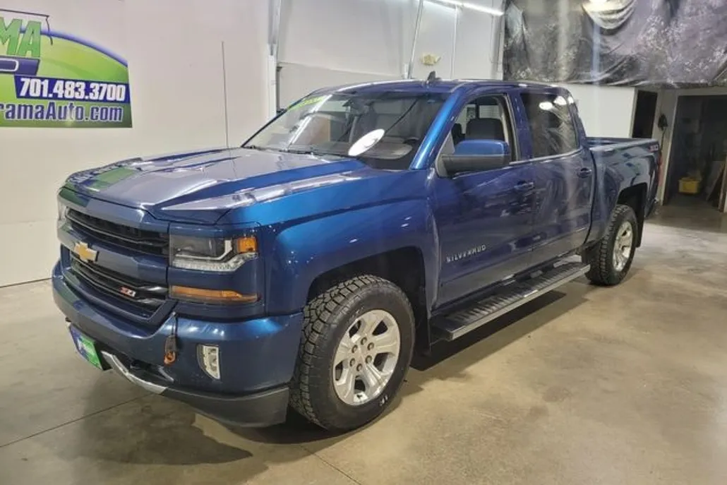 2017 Chevrolet Silverado LT photo 1