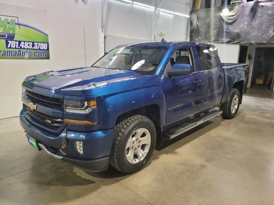 2017 Chevrolet Silverado LT photo 1