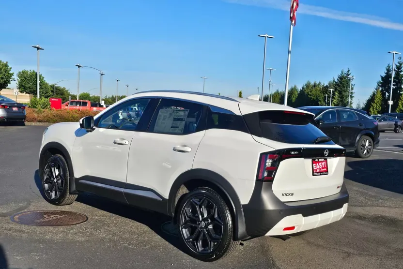 2025 Nissan Kicks SR photo 1