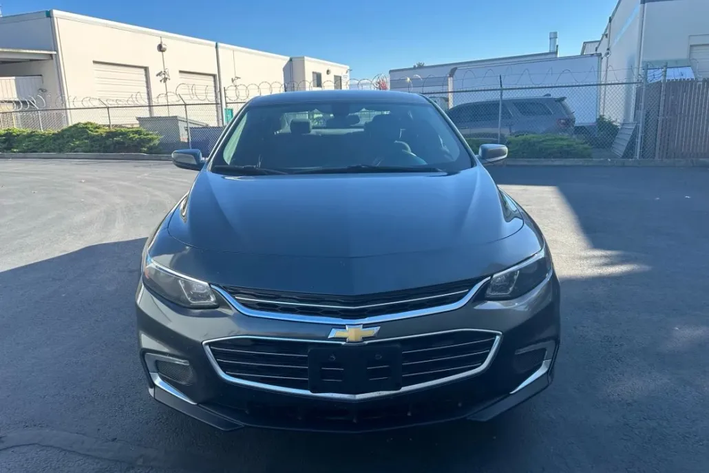 2017 Chevrolet Malibu 1LT photo 1