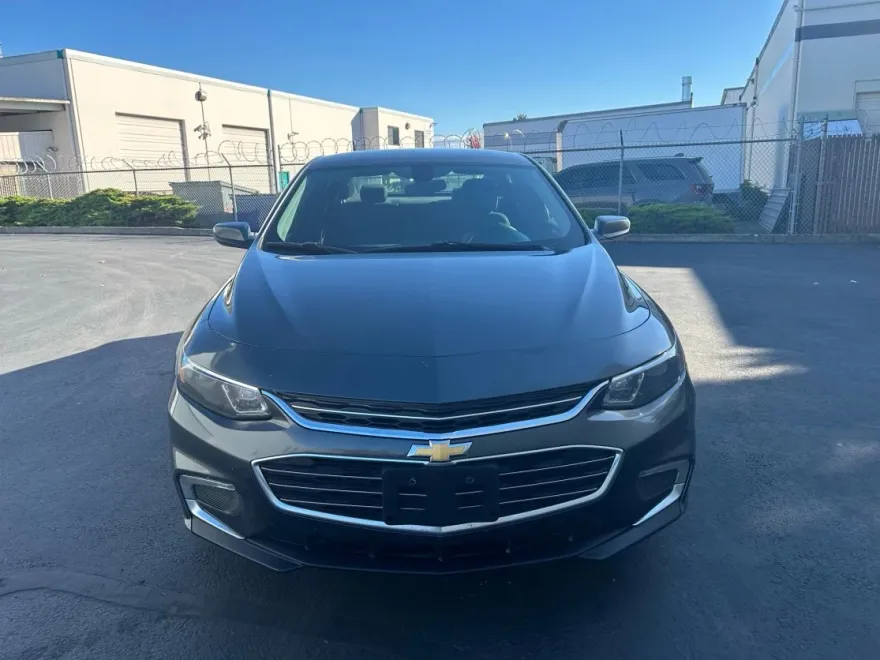 2017 Chevrolet Malibu 1LT photo 1
