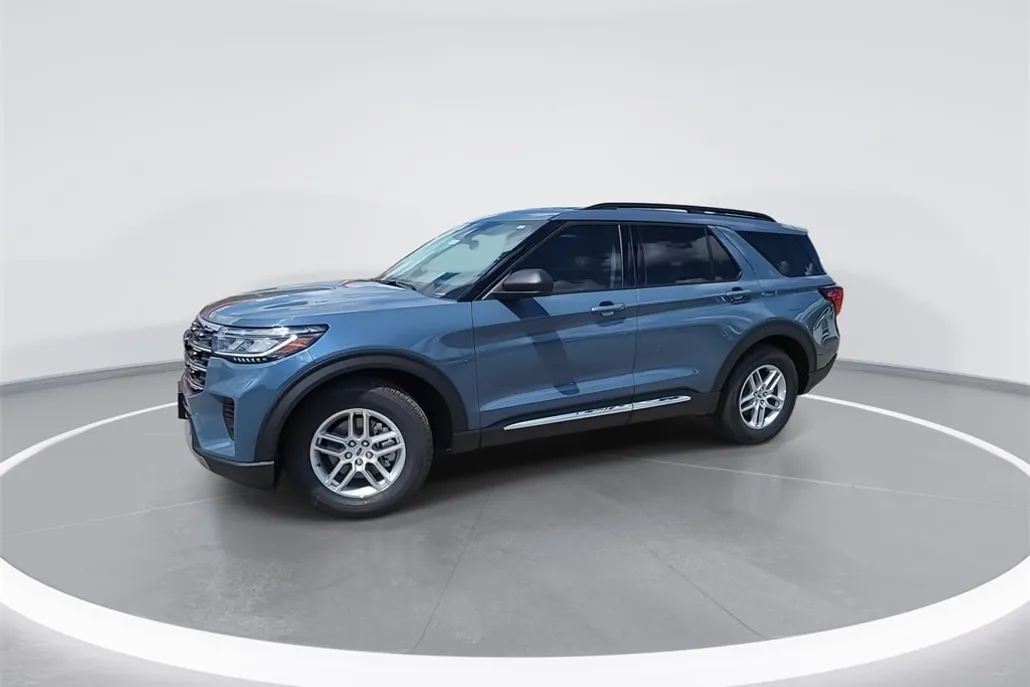 2025 Ford Explorer photo 1