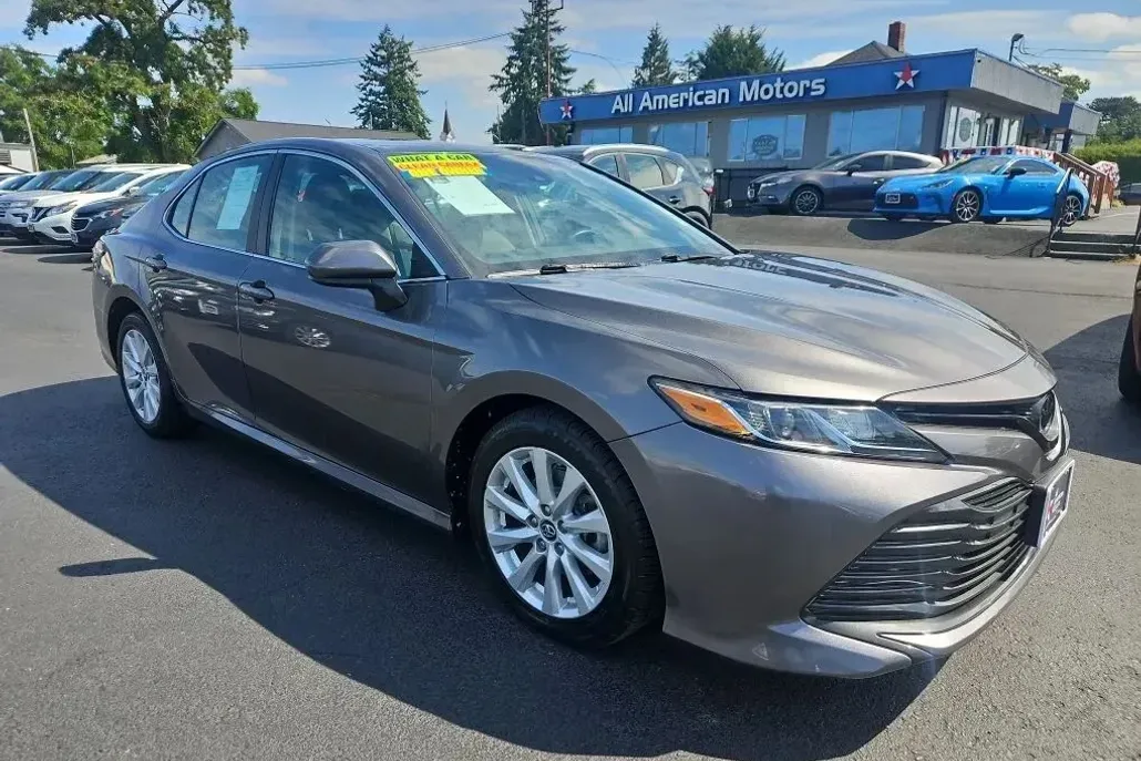 2019 Toyota Camry LE photo 1