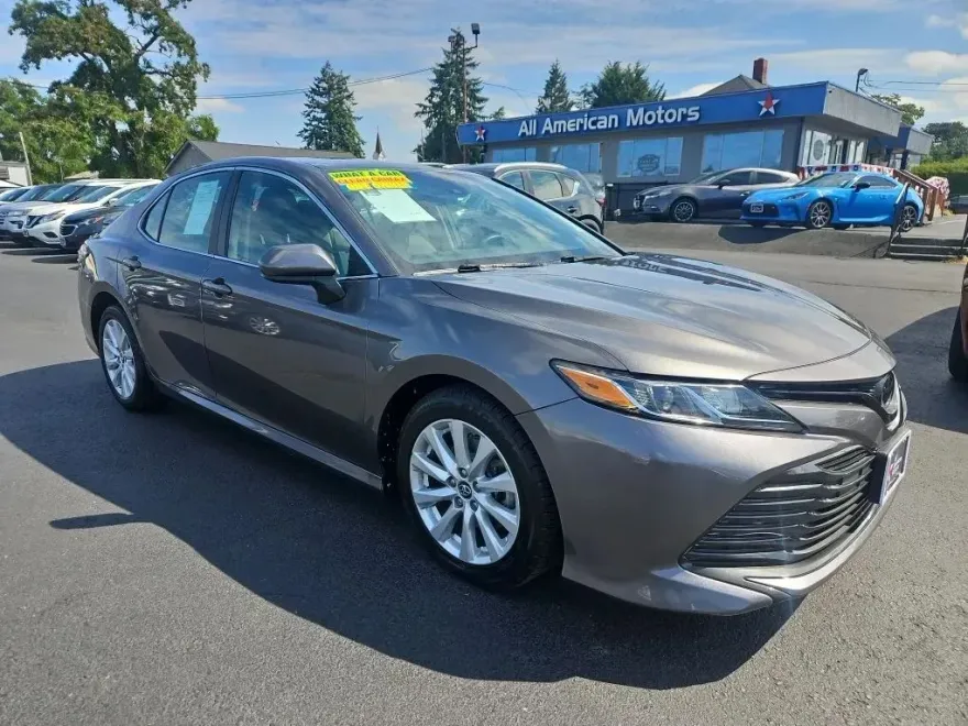 2019 Toyota Camry LE photo 1