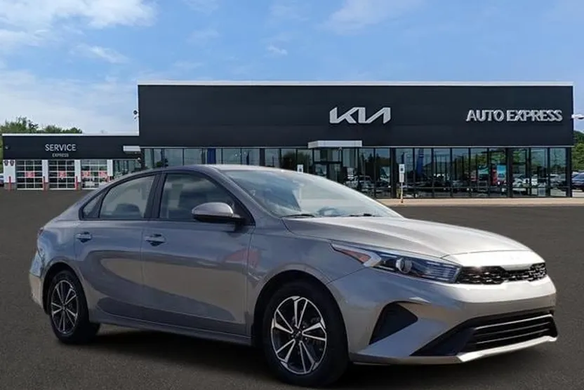 2023 Kia Forte LXS photo 1