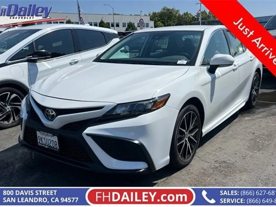 2024 Toyota Camry SE photo 1