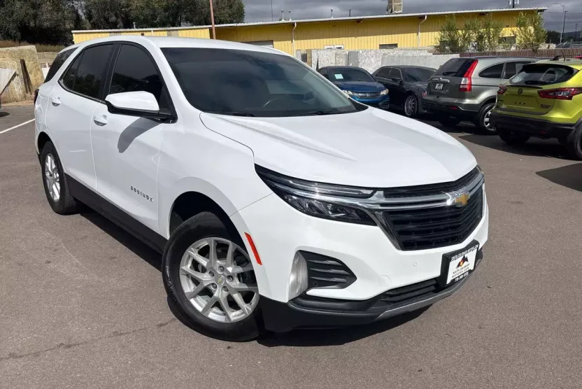 2022 Chevrolet Equinox LT photo 1
