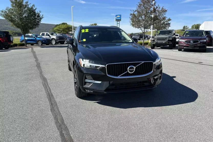 2022 Volvo XC60 B5 Momentum photo 1