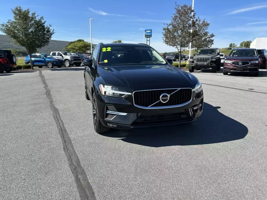2022 Volvo XC60 B5 Momentum photo 1