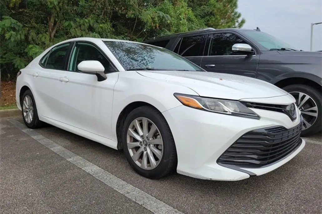 2019 Toyota Camry LE photo 1
