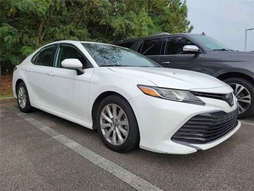2019 Toyota Camry LE photo 1