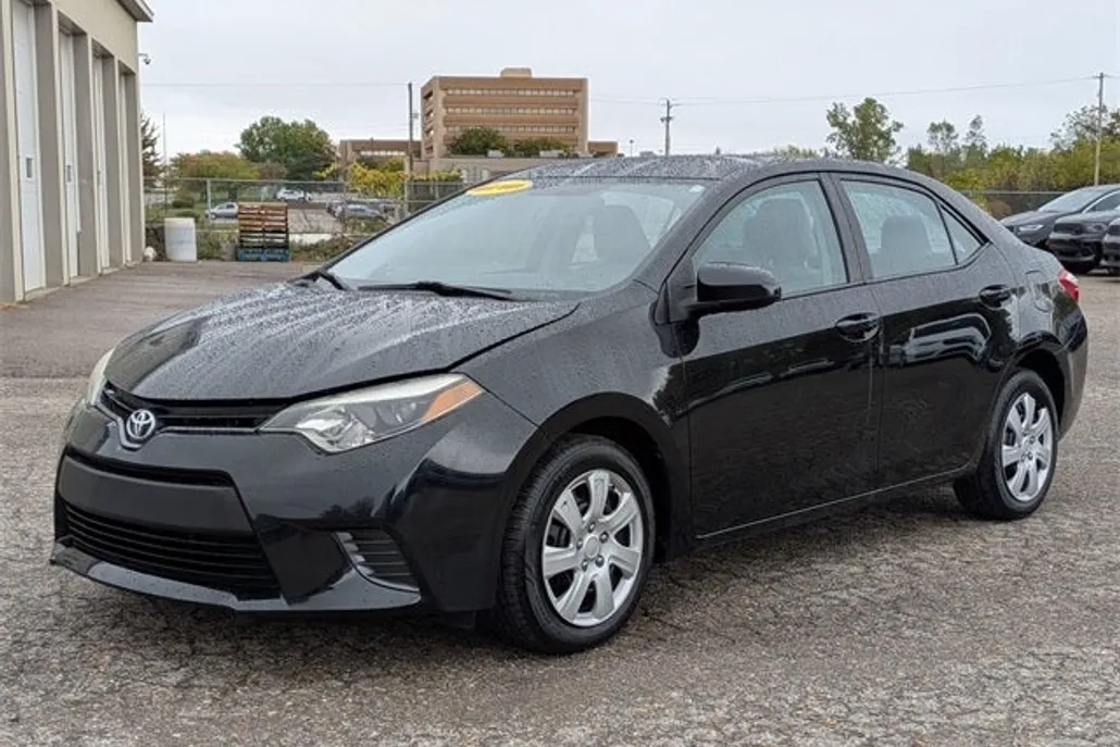 2015 Toyota Corolla LE photo 1