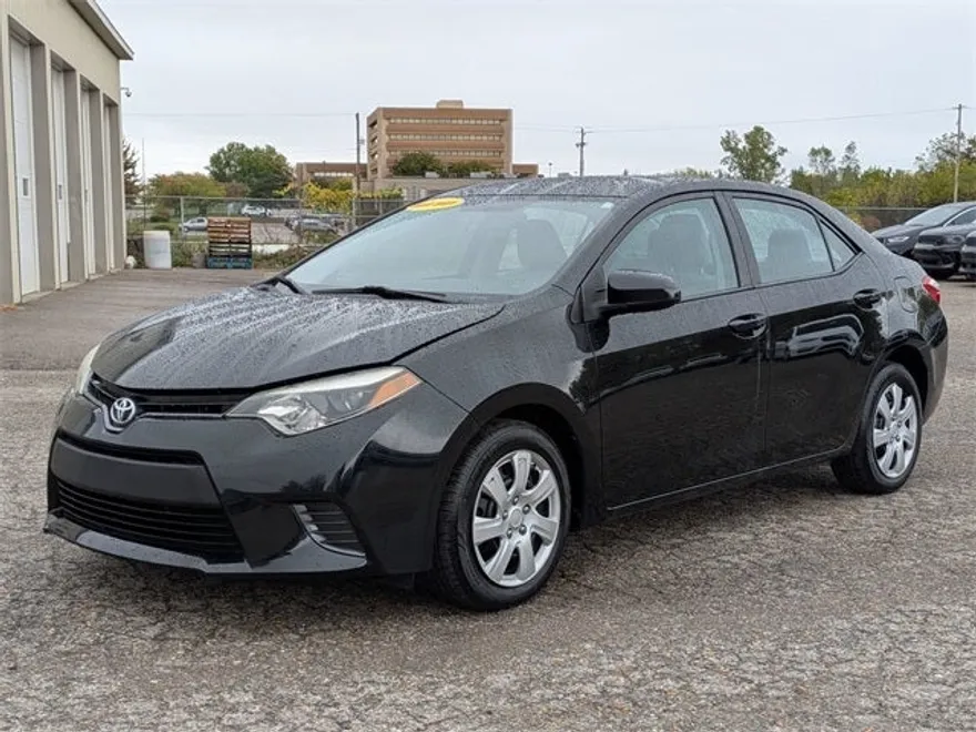 2015 Toyota Corolla LE photo 1