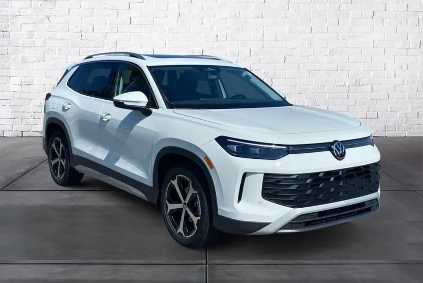 2025 Volkswagen Tiguan SE photo 1