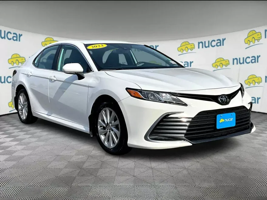 2023 Toyota Camry LE photo 1