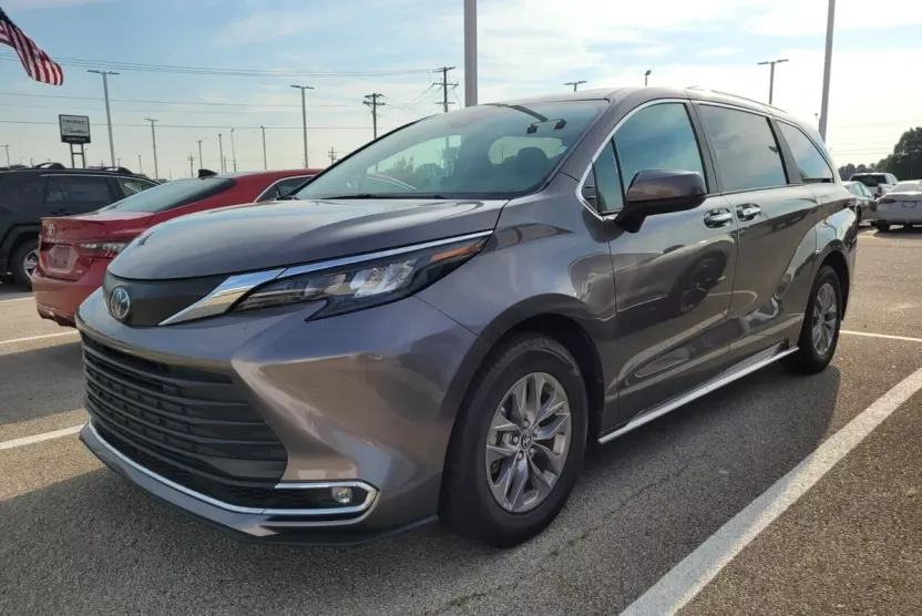 2024 Toyota Sienna XLE photo 1